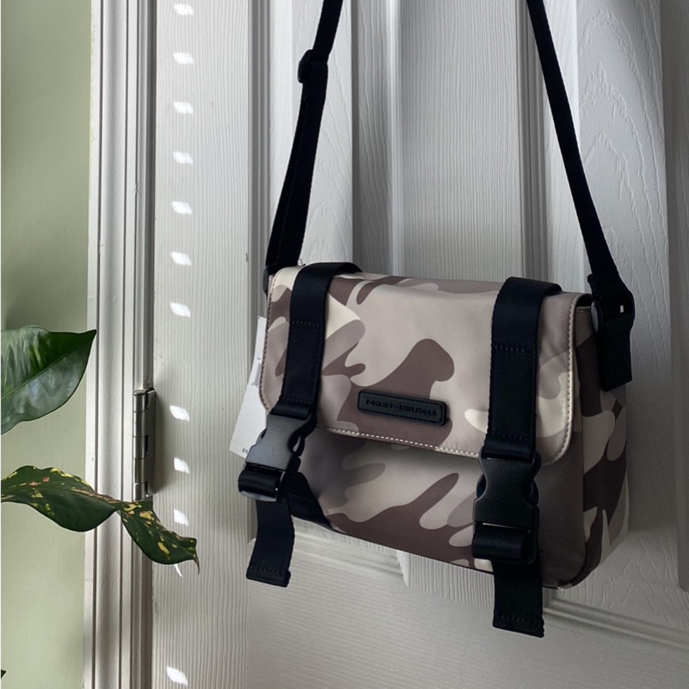 Tommy Hilfiger camp crossbody